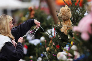 Sandy_Hook_help_20121217123506_640_480-10195