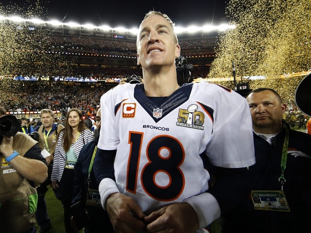 Peyton Manning joins Trump at golf club