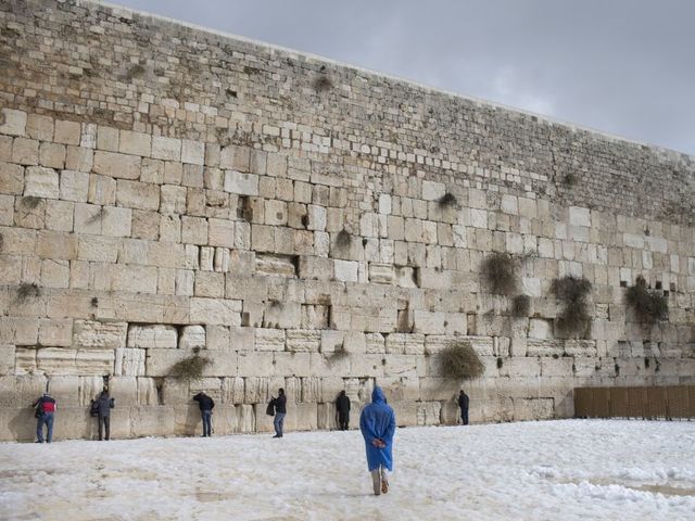 Trump promotes his goal of Middle East peace, offers no details