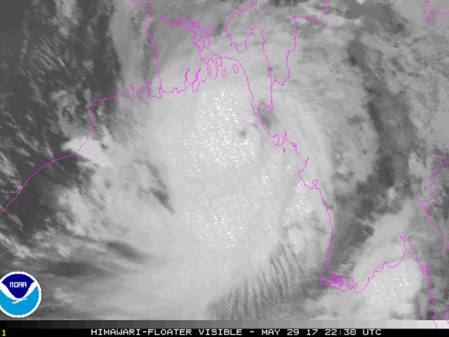 Cyclone Mora hits Bangladesh, hundreds of thousands evacuated
