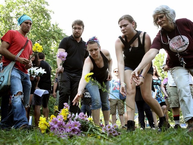 Trump signs resolution condemning hate groups following August 12 rally