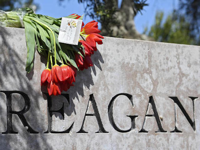 Nancy Reagan starts final trip to husband's side